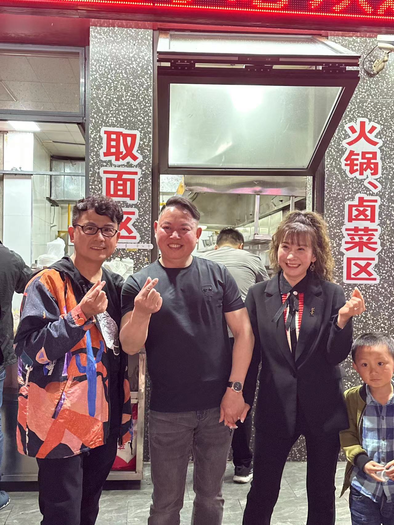 港星黃一山打卡沙市五一路米粉,對沙市米粉、米圓子、塊子贊不絕口